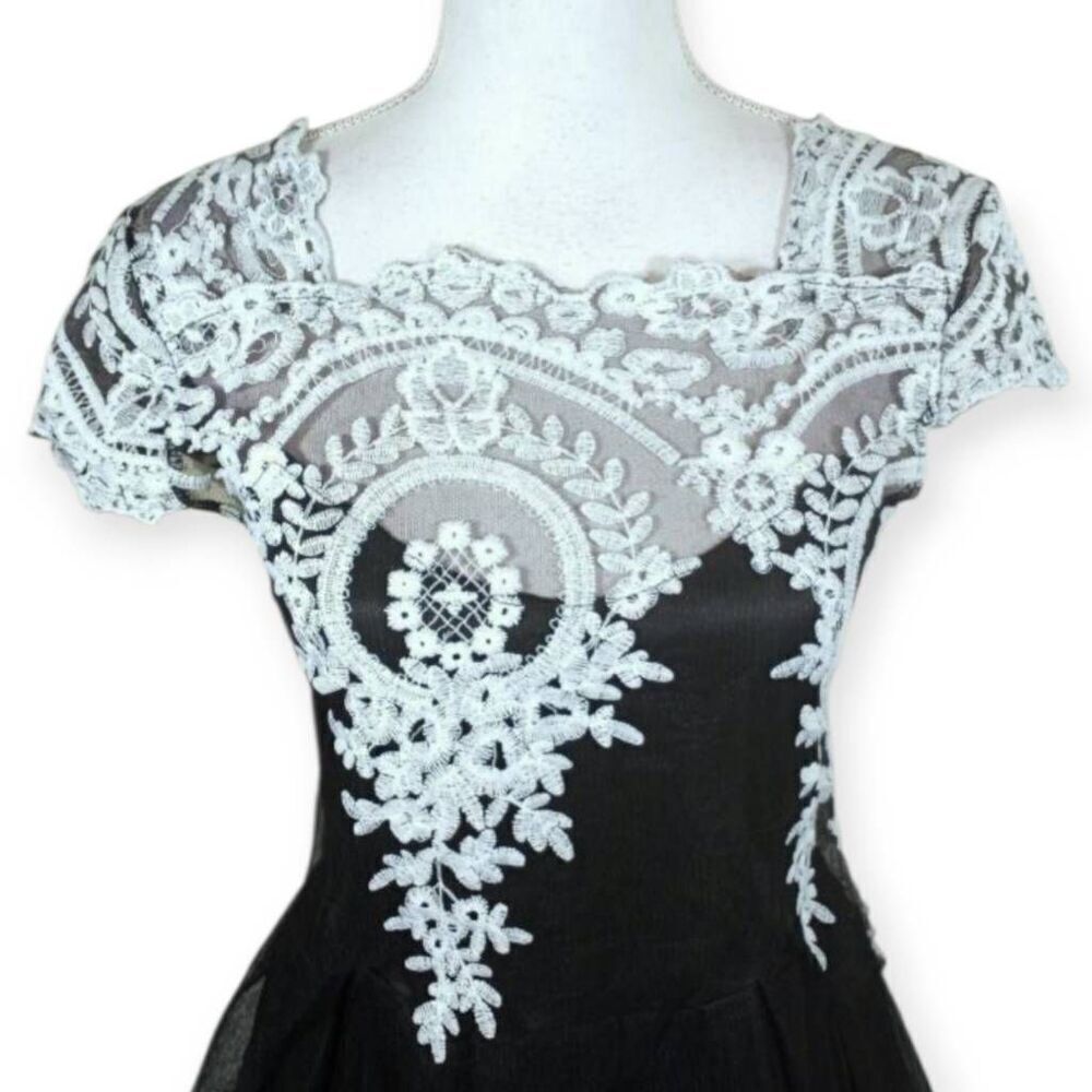 BLACK & WHITE DRESS SZ.S/M EUC - Picture 2 of 4